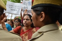 Sốc với vụ thiếu nữ Ấn Độ bị hiếp dâm tập thể, treo cổ trên cây